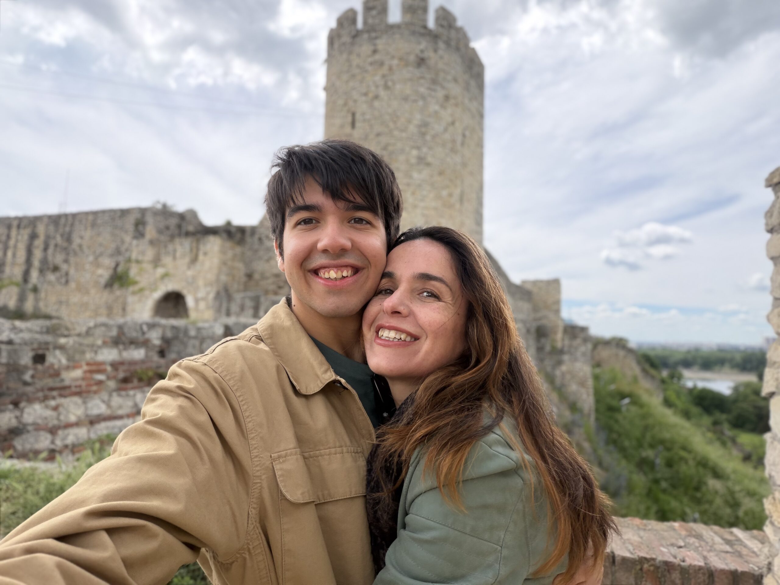 Hugo y Gema visitando un castillo europeo
