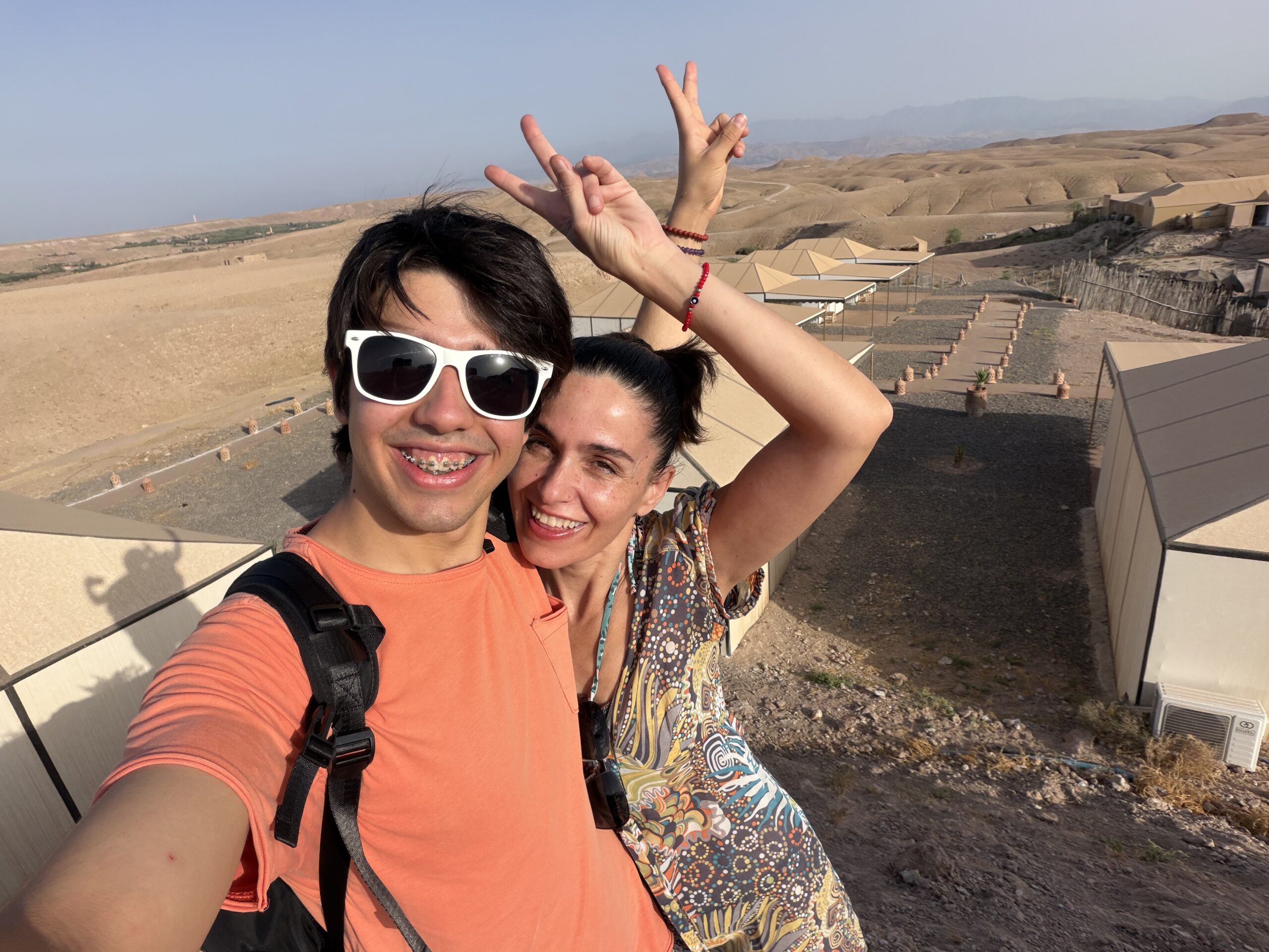 Hugo y Gema disfrutando del desierto