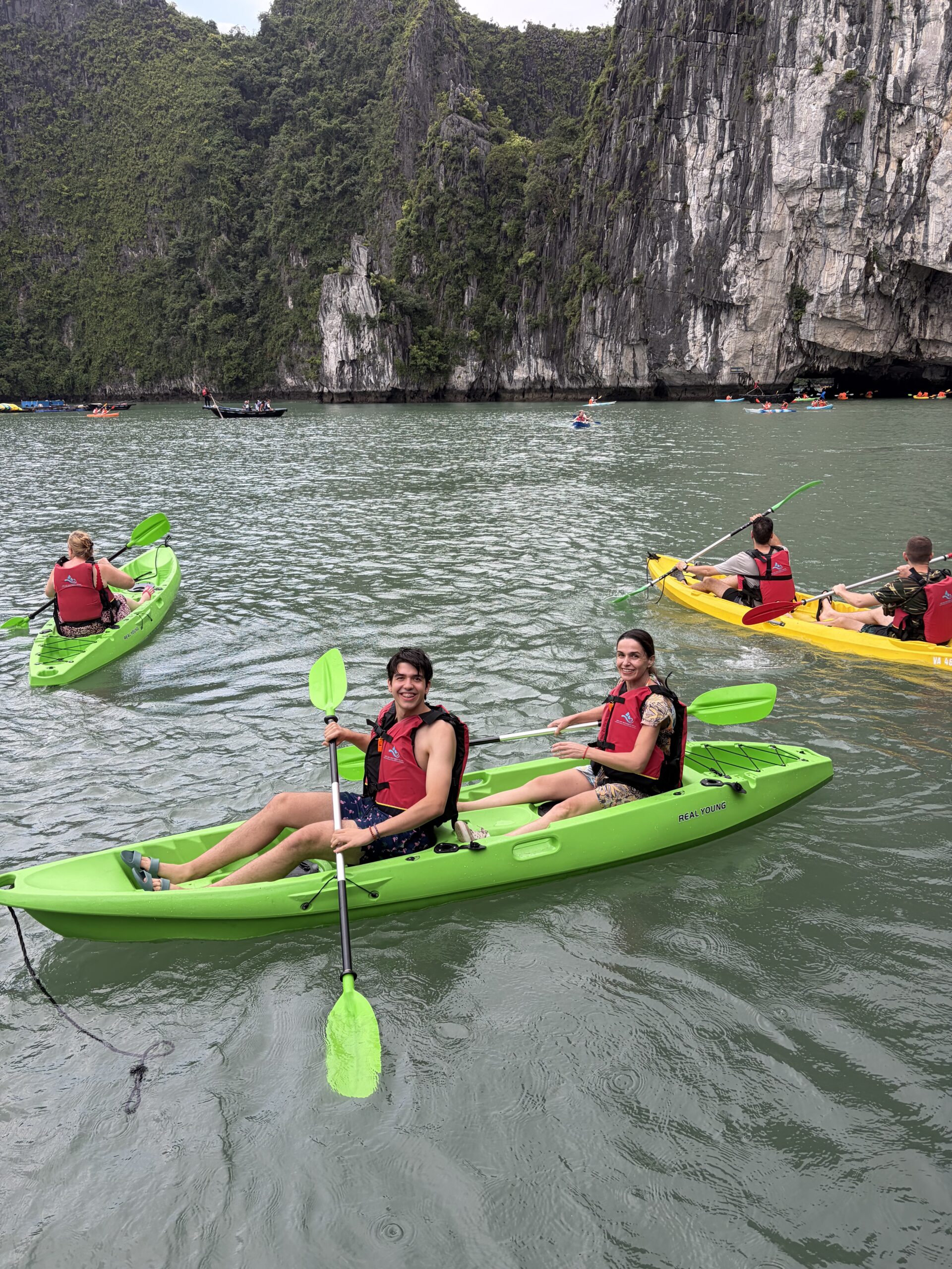 Hugo y Gema viajando en kayak